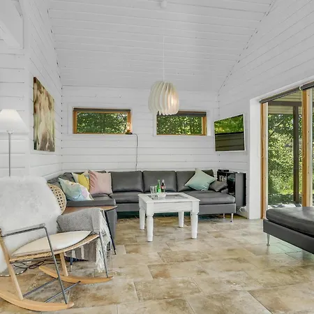 3 Bedroom Beautiful In Holiday home